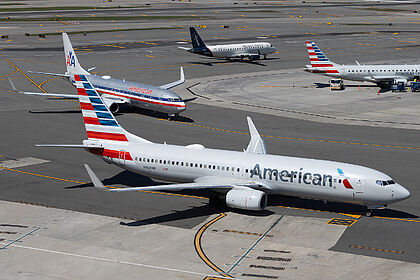 Boeing 737-800 N868NN operated by American