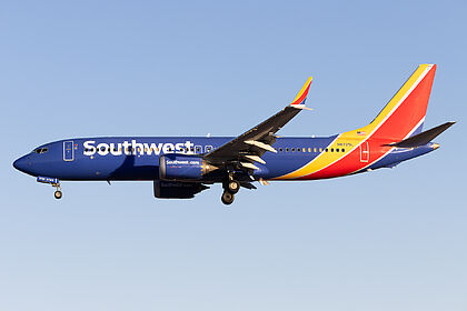 Boeing 737 N8725L operated by Southwest