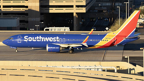 Boeing 737-800 N8739L operated by Southwest