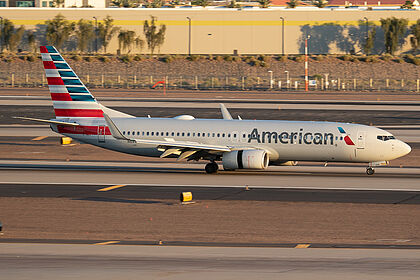 Boeing 737-800 N880NN operated by American