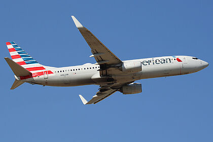 Boeing 737-800 N882NN operated by American