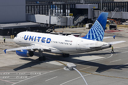 Unknown N882UA operated by United