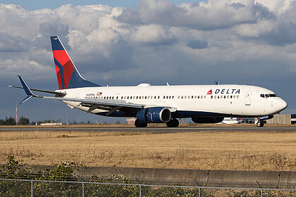 Boeing 737 N889DN operated by Delta Air Lines