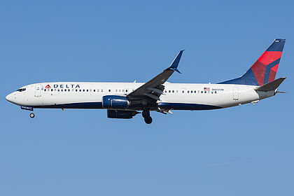 Boeing 737 N892DN operated by Delta Air Lines