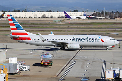 Boeing 737-800 N893NN operated by American