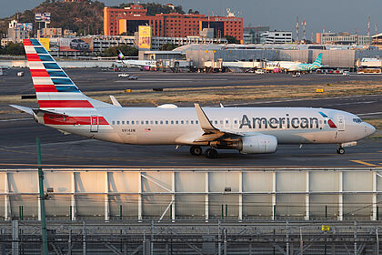 Boeing 737-800 N914AN operated by American