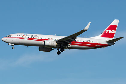 Boeing 737-800 N915NN operated by American