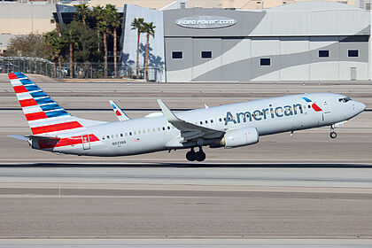 Boeing 737-800 N923NN operated by American