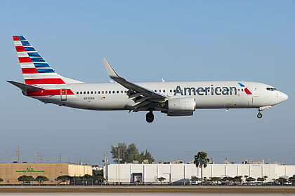 Boeing 737-800 N930AN operated by American