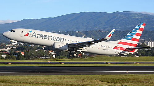 Boeing 737-800 N947NN operated by American