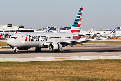 Boeing 737-800 N954AN operated by American