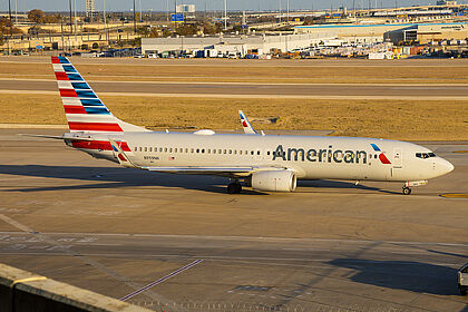 Boeing 737-800 N959NN operated by American