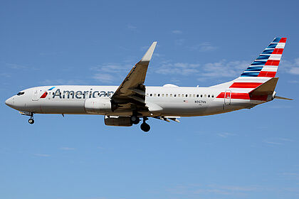 Boeing 737-800 N967NN operated by American