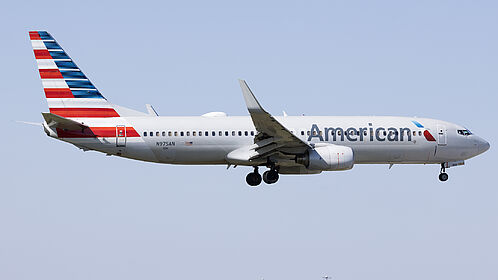 Boeing 737-800 N975AN operated by American
