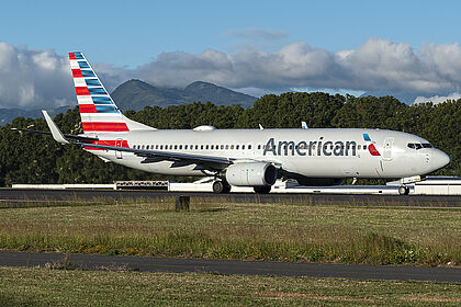 Boeing 737-800 N976AN operated by American