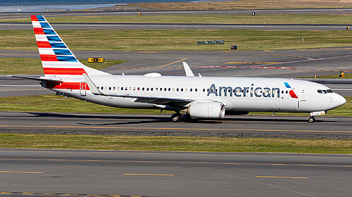 Boeing 737-800 N979NN operated by American