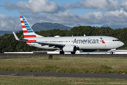 Boeing 737-800 N989NN operated by American