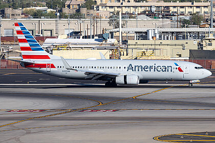 Boeing 737-800 N995NN operated by American
