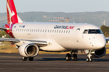 Embraer 190 VH-UYR operated by Qantas