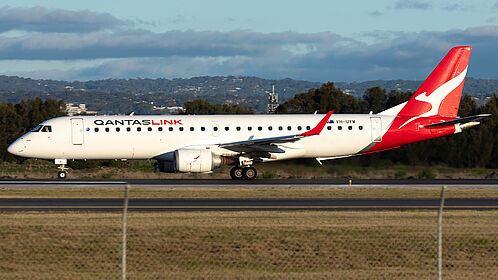 Embraer 190 VH-UYW operated by Qantas