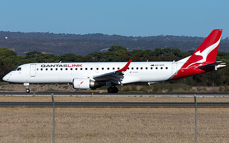 Embraer 190 VH-UYY operated by Qantas