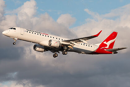 Embraer 190 VH-UZH operated by Qantas