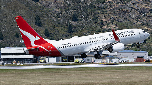 Boeing 737-800 (winglets) VH-VZS operated by Qantas