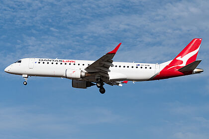 Embraer 190 VH-XVM operated by Qantas